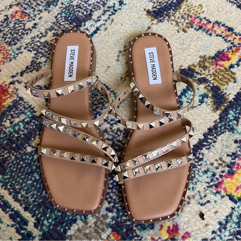 Steve Madden Skyler Tan Studded Flat Sandals size 8 - Picture 3 of 5